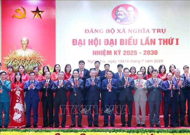 Tổng Bí thư Tô Lâm và đại biểu với Ban Chấp hành Đảng bộ xã Nghĩa Trụ khóa I, nhiệm kỳ 2025 - 2030. (Ảnh: Thống Nhất/TTXVN) tong-bi-thu-to-lam-phai-khang-dinh-vai-tro-cua-xa-trong-khong-gian-phat-trien-4.jpg