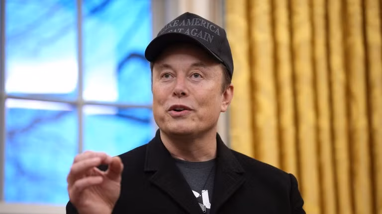 Tỷ phú Elon Musk phát biểu khi ông tham gia cùng Tổng thống Donald tại Phòng Bầu dục ở Nhà Trắng vào ngày 11/2. Ảnh: © Getty Images / Andrew Harnik