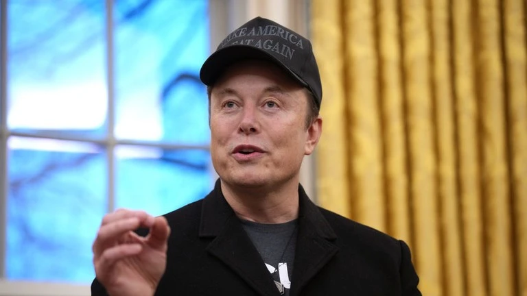 Tỷ phú Elon Musk phát biểu khi ông tham gia cùng Tổng thống Donald tại Phòng Bầu dục ở Nhà Trắng vào ngày 11/2. Ảnh: © Getty Images / Andrew Harnik