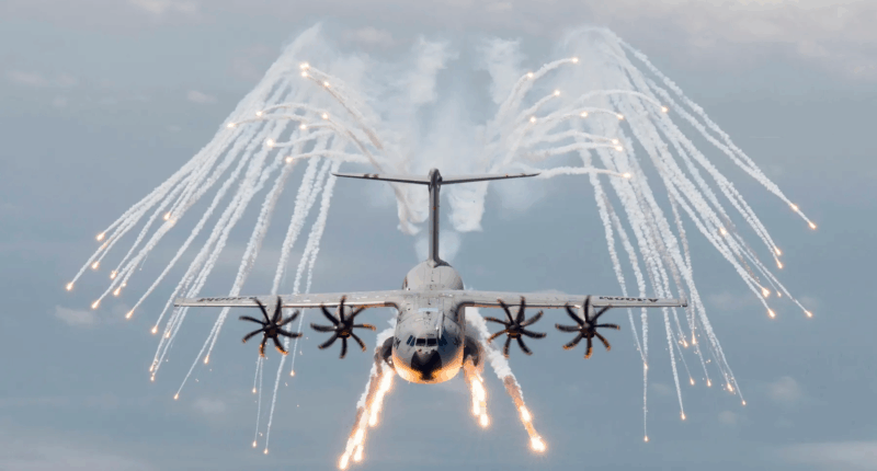 Một máy bay vận tải quân sự Airbus A400M thả pháo sáng phòng thủ và mồi bẫy trên không. Ảnh: Airbus.