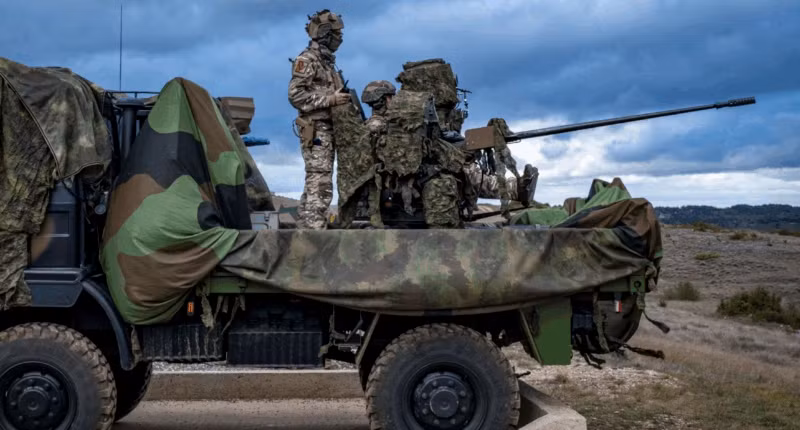 Quân đội Pháp đứng trên bệ chống drone PROTEUS. Ảnh: Bộ Quốc phòng Pháp