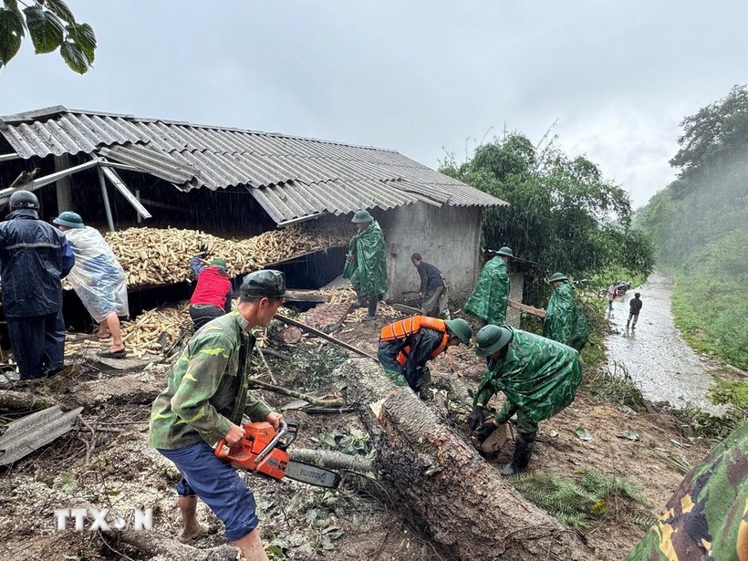 Cán bộ, chiến sỹ Đồn Biên phòng Lũng Cú khẩn trương dọn dẹp, dựng lại nhà cho người dân vùng ảnh hưởng của bão số 10. (Ảnh: TTXVN phát) 
