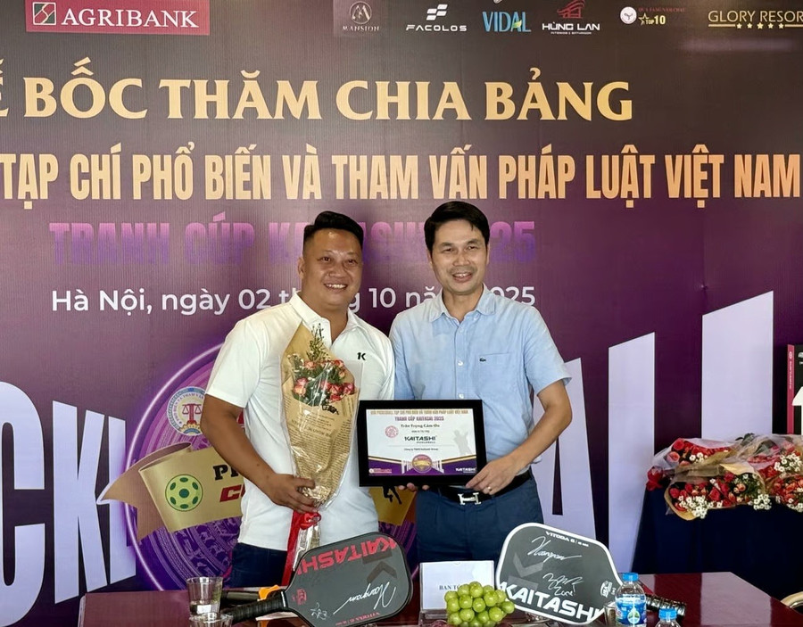 Nhà báo Nguyễn Thành Đoàn, Tổng Biên tập Tạp chí Phổ biến và Tham vấn Pháp luật Việt Nam tặng hoa cho ông Nguyễn Phi Hùng, đại diện nhà tài trợ Kaitashi Group. tap-chi-pho-bien-va-tham-van-phap-luat-viet-nam-tranh-cup-kaitashi-2025-2.jpg