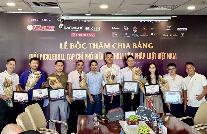 Ban tổ chức chụp ảnh lưu niệm cùng các nhà tài trợ, đơn vị đồng hành cùng Giải Pickleball Tạp chí Phổ biến và Tham vấn Pháp luật Việt Nam tranh Cúp Kaitashi 2025. tap-chi-pho-bien-va-tham-van-phap-luat-viet-nam-tranh-cup-kaitashi-2025-3.jpg