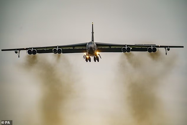 Máy bay ném bom B-52 của Không quân Mỹ (USAF) ong-trump-xac-nhan-dung-bom-xuyen-pha-nang-khoang-13-tan-tan-cong-iran.jpg