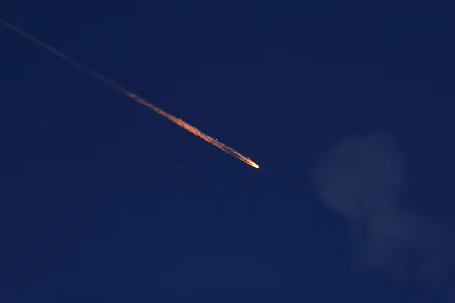 Một mảnh vỡ rơi xuống bầu trời sau khi hệ thống Iron Dome của Israel chặn được một tên lửa phóng từ Iran về phía Israel, trong bối cảnh xung đột Iran-Israel, nhìn từ Ashkelon, Israel. Ảnh: REUTERS