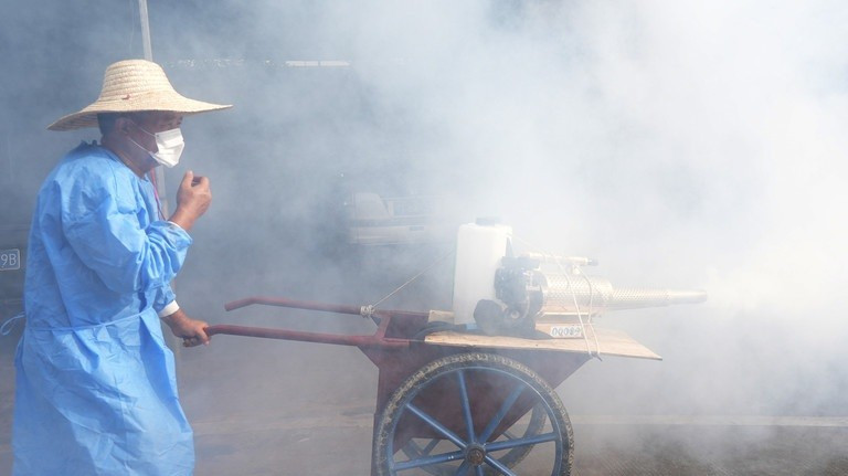 Một công nhân phun thuốc trừ sâu ở Phật Sơn, Trung Quốc. © Getty Images / VCG