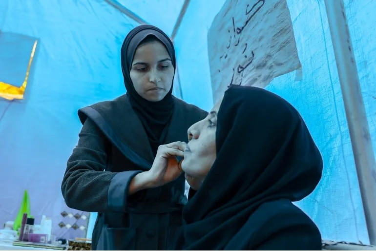 Noor đang làm đẹp cho Amani. Ảnh: Abdelhakim Abu Riash/ Al Jazeera. lam-dep-o-gaza-2.jpg
