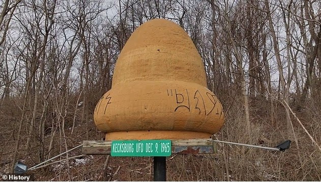 Nhiều người dân địa phương khẳng định đã nhìn thấy UFO bay qua Kecksburg, Pennsylvania, nói rằng nó trông giống như một hạt sồi (Ảnh: Một mô hình UFO được trưng bày trong thị trấn)