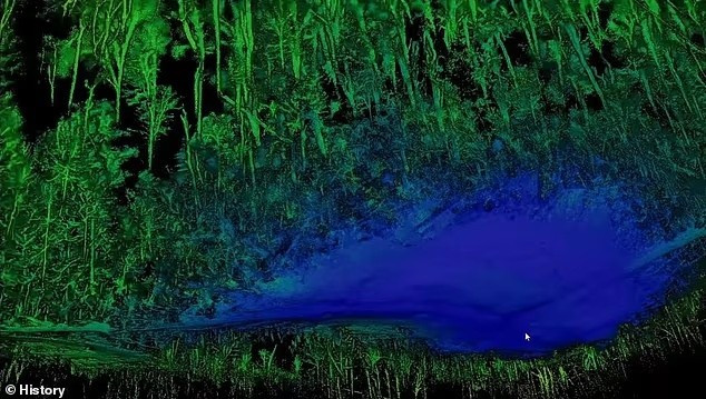 Nhóm History Channel đã thực hiện quét LiDAR (Phát hiện và Đo khoảng cách bằng Ánh sáng) khu vực gần nơi UFO được cho là đã rơi. Chuyên gia công nghệ Pete Kelsey khẳng định khu vực màu xanh này phẳng bất thường so với phần còn lại của địa hình xung quanh. vu-roi-ufo-o-pennsylvania-an-chua-bi-mat-moi-gay-chan-dong-3.jpg