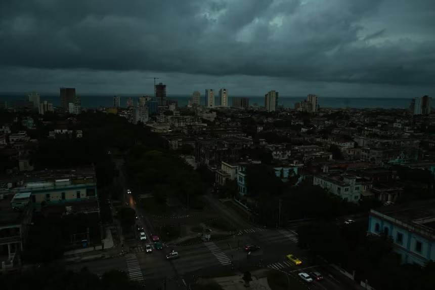 Havana chìm trong bóng tối trong đợt mất điện toàn quốc do sự cố lưới điện. Ảnh: Yamil Lage/AFP