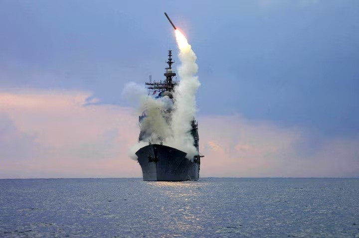 Tên lửa tấn công mặt đất Tomahawk (TLAM) được phóng từ tàu tuần dương tên lửa dẫn đường USS Cape St. George. Ảnh: Hải quân Mỹ/Reuters.