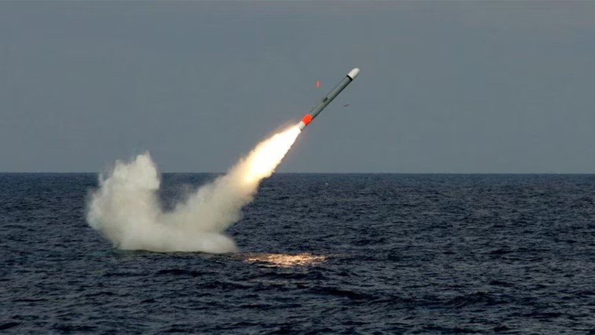 Tên lửa Tomahawk phóng từ trên biển. tomahawk-moi-de-doa-hay-ao-anh-2.jpg