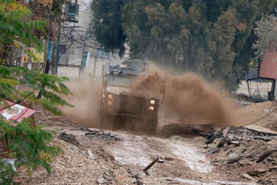 Một quan chức Palestine cho biết hàng trăm người đã rời bỏ nhà cửa của họ ở khu vực Jenin, Bờ Tây ngày 23/1 khi lực lượng Israel tăng cường hoạt động gây chết người tại đây. Ảnh: Jaafar Ashtiyeh/AFP.