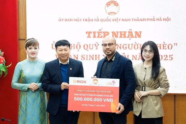 Ông Lê Tiến Ngọc, Chủ tịch HĐQT ROX Signature, đại diện Tập đoàn ROX trao quà cho Quỹ Vì người nghèo TP Hà Nội.