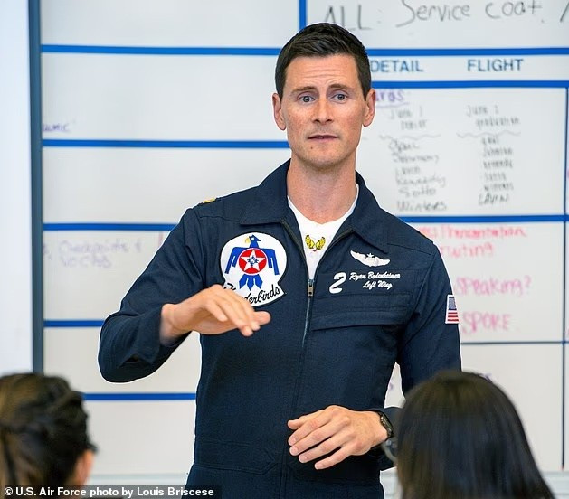 Ông Ryan Bodenheimer đã dành 13 năm lái máy bay F-15 và F-16 cho Không quân Hoa Kỳ và cho biết ông đã có 2 lần chạm trán với UFO không thể giải thích được tiet-lo-chien-dau-co-f-16-suyt-va-cham-ufo-chu-nhat-o-do-cao-9000-met.jpg