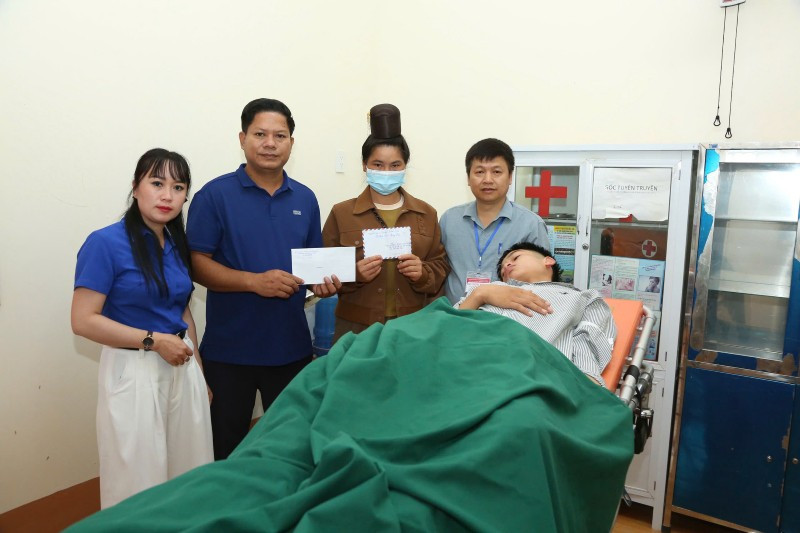 Em Lò Văn Việt, học sinh lớp 12A8, Trường THPT Tông Lệnh được hỗ trợ và sự quan tâm của lãnh đạo huyện, thầy cô và Bệnh viện Đa khoa Cuộc sống. PV: Phan Thu Thảo image001.png