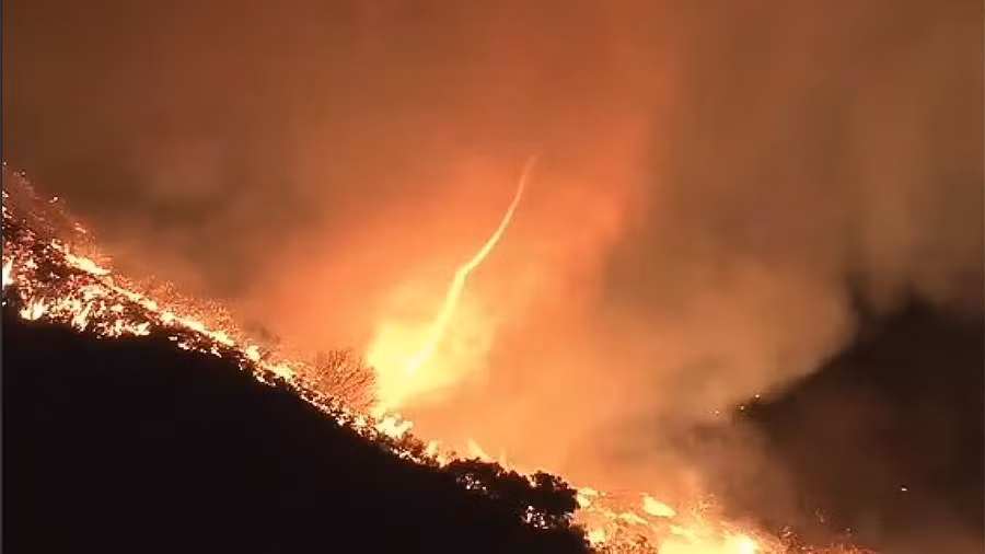 Video lốc xoáy tấn công Los Angeles giữa thảm họa cháy rừng