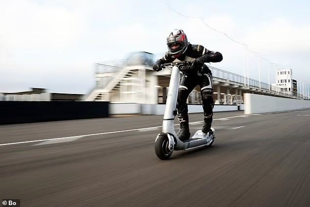 Lý do khiến xe scooter điện nhanh nhất thế giới gây lo ngại ở Anh