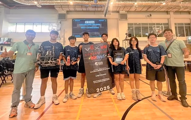 truong-dinh-thien-ly-nam-quyen-tham-du-giai-vo-dich-the-gioi-vex-robotics-2025-3.jpg