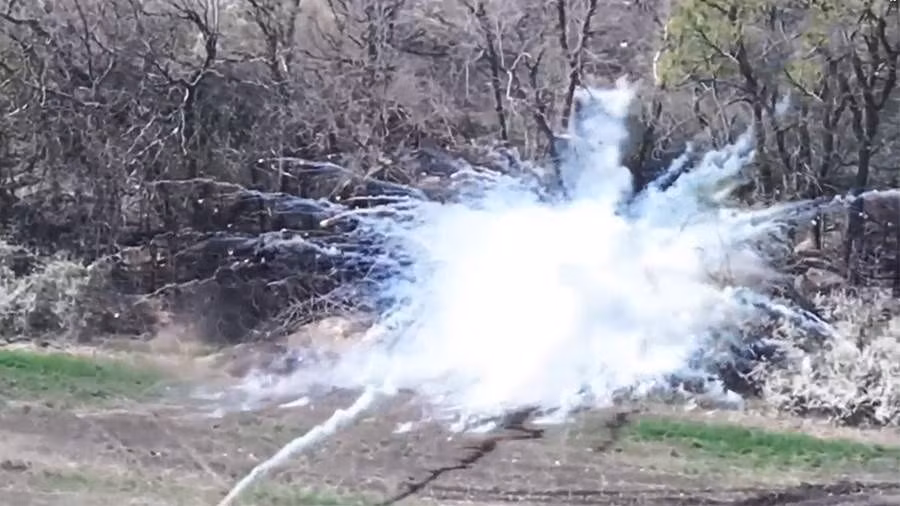 Video FPV tung đòn kết liễu pháo M777 tại Kharkiv