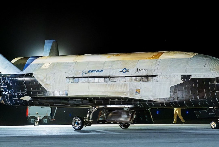 X-37B nằm ở đường băng vào ban đêm. Ảnh: Live Science trung-quoc-canh-bao-x-37b-co-the-la-ke-huy-diet-khong-gian-2.jpg