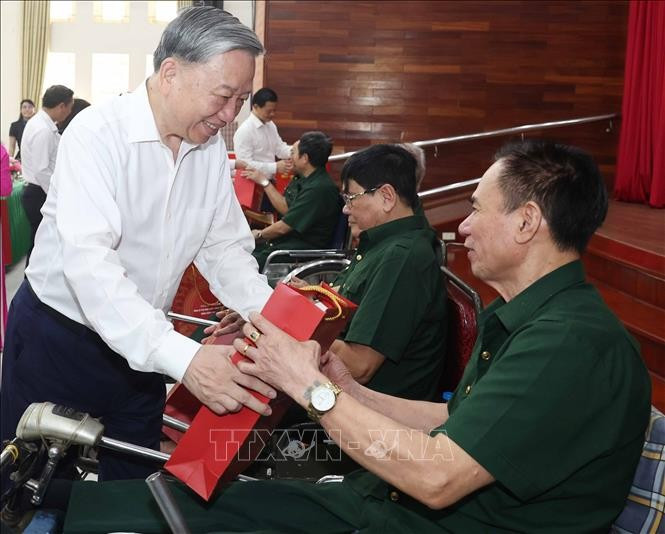 Tổng Bí thư Tô Lâm thăm hỏi và tặng quà thương bệnh binh. (Ảnh: Thống Nhất/TTXVN) tong-bi-thu-to-lam-nguoi-co-cong-la-tai-san-quy-la-bieu-tuong-cua-y-chi-3.jpg