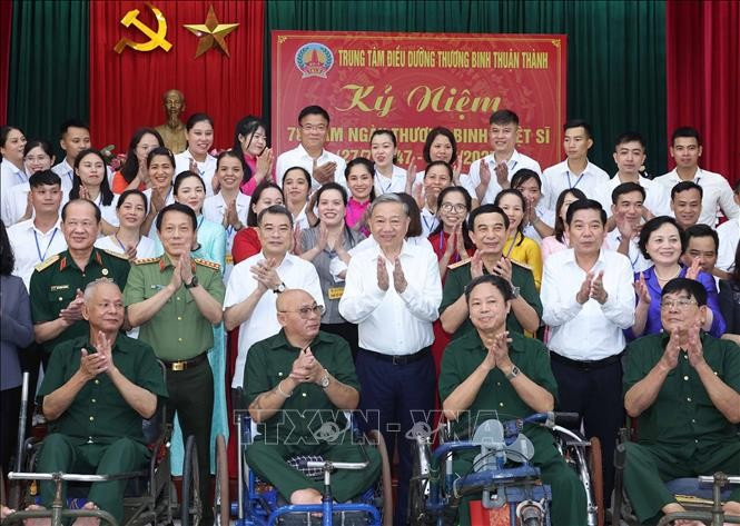 Tổng Bí thư Tô Lâm với thương bệnh binh và cán bộ, nhân viên Trung tâm Điều dưỡng thương binh Thuận Thành. (Ảnh: Thống Nhất/TTXVN) tong-bi-thu-to-lam-nguoi-co-cong-la-tai-san-quy-la-bieu-tuong-cua-y-chi-5.jpg