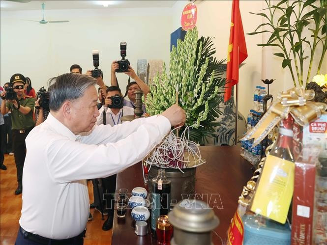 Tổng Bí thư Tô Lâm dâng hương tưởng niệm các Anh hùng liệt sĩ tại Trung tâm Điều dưỡng thương binh Thuận Thành. (Ảnh: Thống Nhất/TTXVN) tong-bi-thu-to-lam-nguoi-co-cong-la-tai-san-quy-la-bieu-tuong-cua-y-chi-8.jpg