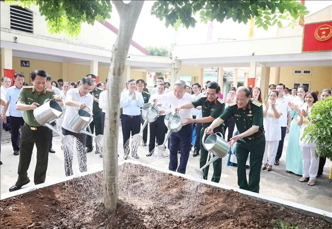 Tổng Bí thư Tô Lâm và các đại biểu trồng cây lưu niệm tại Trung tâm Điều dưỡng thương binh Thuận Thành. (Ảnh: Thống Nhất/TTXVN) tong-bi-thu-to-lam-nguoi-co-cong-la-tai-san-quy-la-bieu-tuong-cua-y-chi-6.jpg