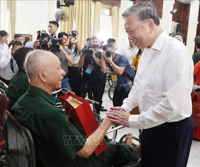 Tổng Bí thư Tô Lâm thăm hỏi và tặng quà cho thương bệnh binh. (Ảnh: Thống Nhất/TTXVN) tong-bi-thu-to-lam-nguoi-co-cong-la-tai-san-quy-la-bieu-tuong-cua-y-chi-2.jpg