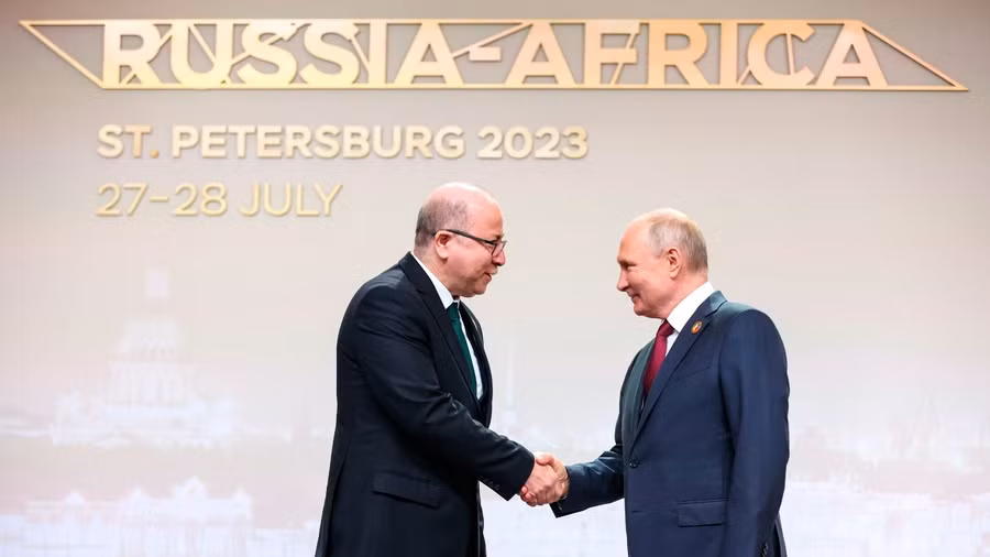 Thủ tướng Algeria Aymen Benabderrahmane và Tổng thống Nga Vladimir Putin tại Hội nghị thượng đỉnh Nga - Châu Phi tại St. Petersburg, Nga năm 2023. (Ảnh: AP)