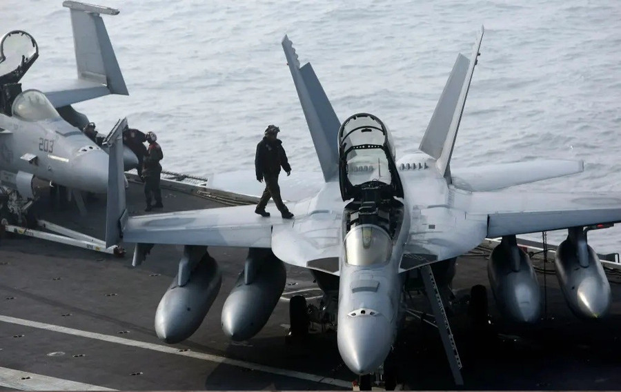Một chiếc tiêm kích F/A-18F Super Hornet. may-bay-roi-xuong-bien-2.jpg