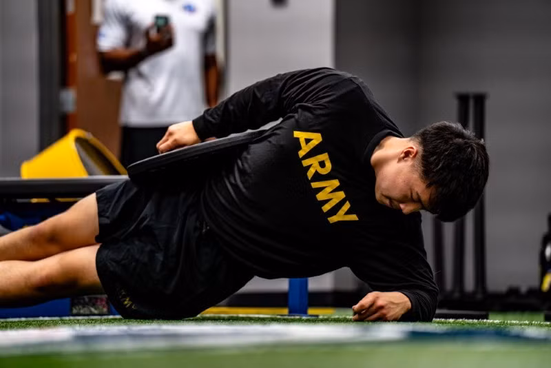 Một người lính đang tập luyện. 