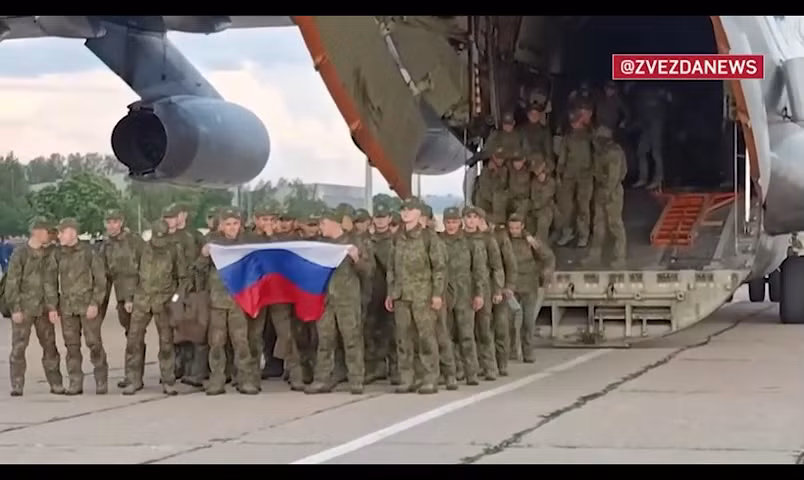 Máy bay chở binh sĩ dưới 25 tuổi được trao trả hạ cánh xuống Moscow