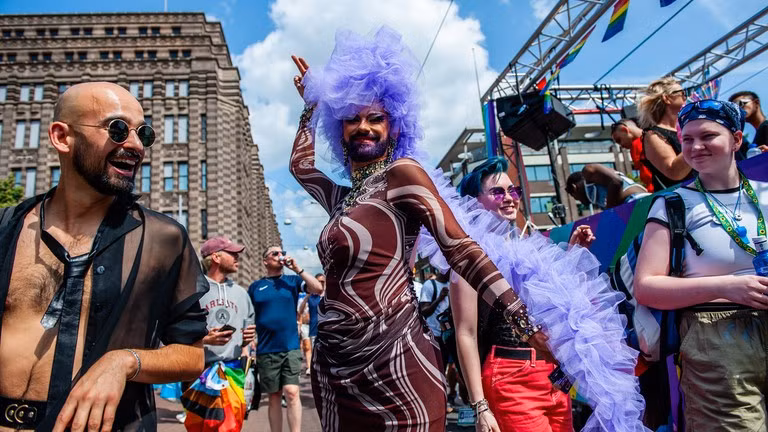 Vũ công hóa thân thành nữ hoàng tạo dáng trước ống kính máy ảnh trong cuộc diễu hành. Ảnh: Ana Fernandez / SOPA Images.