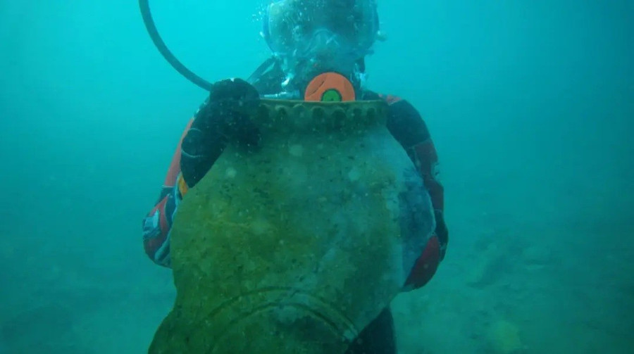 Kristina Guseynova, trợ lý phòng thí nghiệm tại Viện Khảo cổ học thuộc Viện Hàn lâm Khoa học Nga, với một phần của chiếc bình cổ.