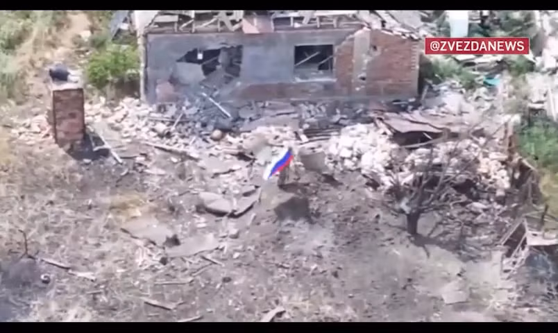 Hình ảnh cờ Nga ở Chasov Yar sau chiến dịch tấn công khốc liệt