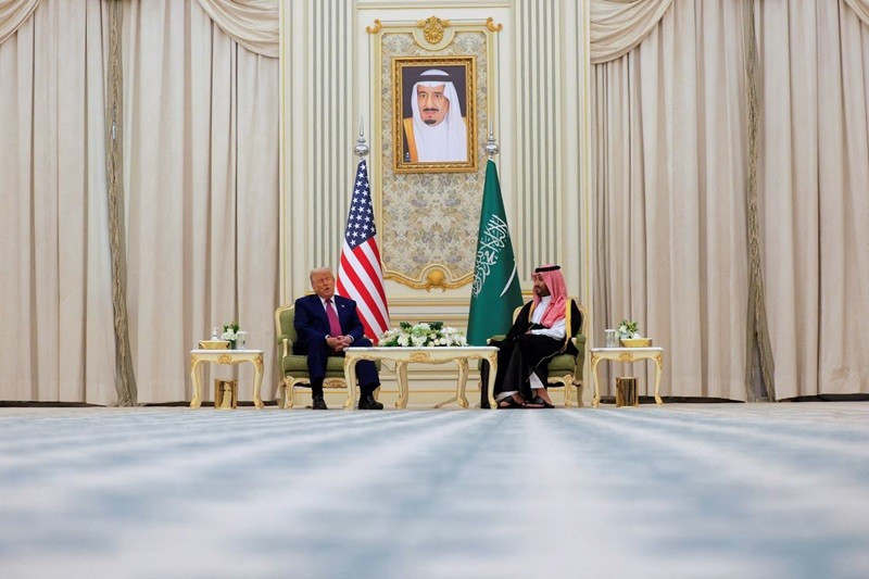 Tổng thống Donald Trump và Thái tử kiêm Thủ tướng Saudi Mohammed Bin Salman tham dự cuộc họp song phương tại Tòa án Hoàng gia ở Riyadh, Saudi Arabia, ngày 13/5. Ảnh: REUTERS/Brian Snyder thong-diep-dac-biet-cua-ong-trump-sau-chuyen-tham-riyadh2.jpg