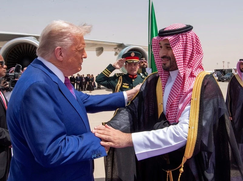 Tổng thống Donald Trump bắt tay Thái tử Saudi Mohammed Bin Salman trong buổi lễ chào đón tại Riyadh, Saudi Arabia, ngày 13/5. Ảnh: Reuters. 