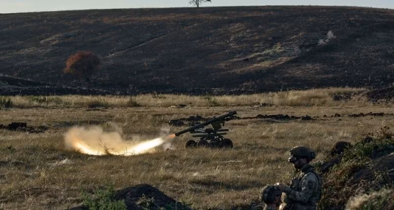 Bệ phóng Igla đang được binh lính vận hành. 