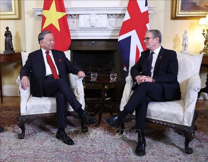 Tổng Bí thư Tô Lâm và Thủ tướng Liên hiệp Vương quốc Anh và Bắc Ireland Keir Starmer gặp hẹp. Ảnh: Thống Nhất/TTXVN thu-tuong-anh-chu-tri-le-don-chinh-thuc-va-hoi-dam-voi-tong-bi-thu-to-lam-2.jpg