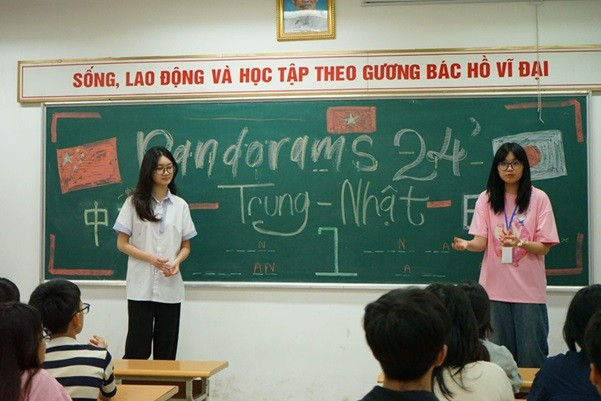 Diễn giả Phòng Trung - Nhật chia sẻ kinh nghiệm học tập môn chuyên. amsterdam-chia-se-kinh-nghiem-thi-cap-3b.jpg