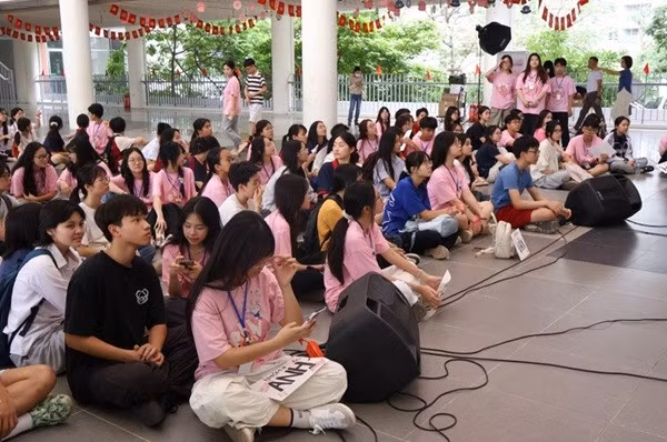 Các em trại viên cùng Ban tổ chức lắng nghe khai mạc đầu sự kiện.