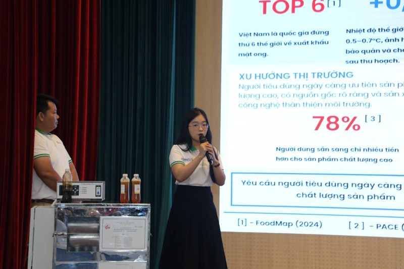 Nhóm sinh viên trình bày dự án “Máy sấy mật ong công nghệ xanh”. 8.jpg