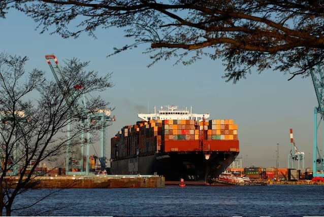 Một tàu chở hàng đậu bên ngoài nhà ga hàng hải Cảng Elizabeth nhìn từ Bayonne, New Jersey, Hoa Kỳ, ngày 9/4. Ảnh: Reuters. 