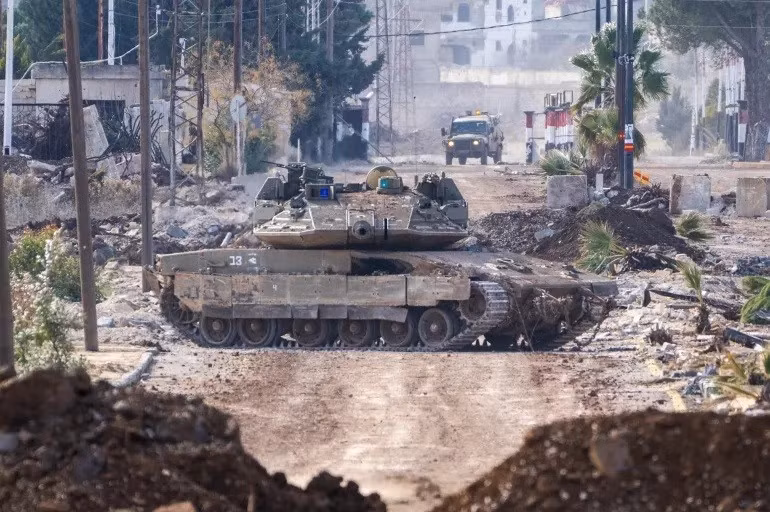 Xe tăng Israel chặn đường dẫn đến thị trấn Quneitra, Syria, ngày 5/1. Ảnh: Mosa'ab Elshamy/Ảnh AP.