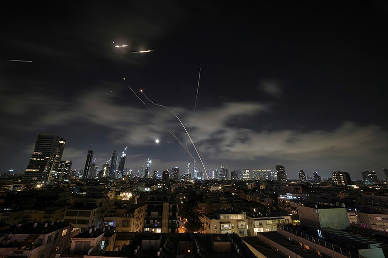 Hệ thống phòng không của Israel khai hỏa để đánh chặn tên lửa Iran vào Tel Aviv, Israel, sáng sớm 18/6. chum-anh-ngay-thu-6-giao-tranh-giua-israel-va-iran-05.jpg