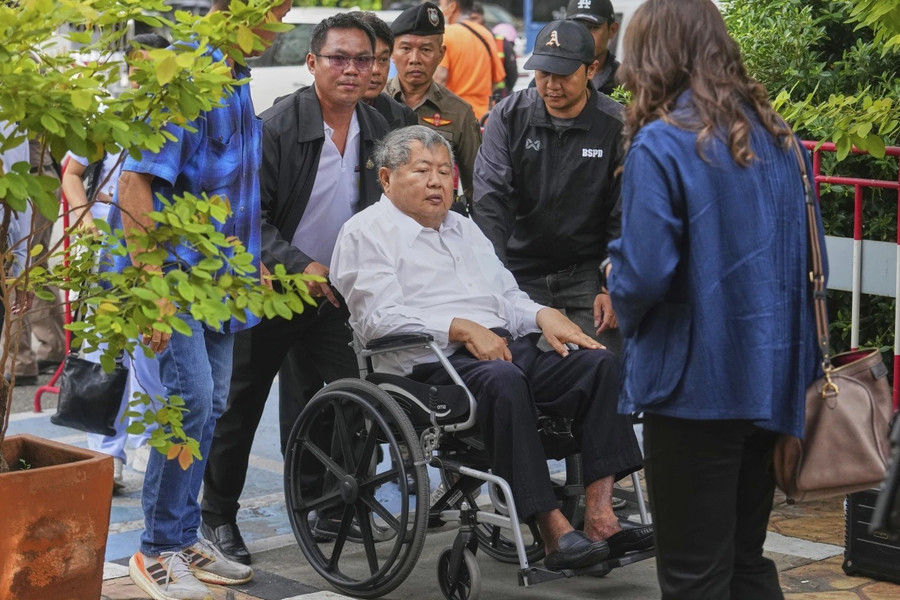Ông Premchai Karnasuta, chủ tịch tập đoàn Italian Thai Development tới cảnh sát đầu thú. sap-toa-nha-giua-bangkok-ong-trum-xay-dung-thai-lan-cung-14-nguoi-dau-thu2.jpg