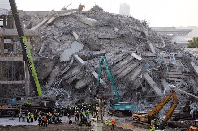 Lực lượng cứu hộ làm việc tại hiện trường tòa nhà bị sập sau trận động đất mạnh ở Bangkok, Thái Lan, ngày 29/3.